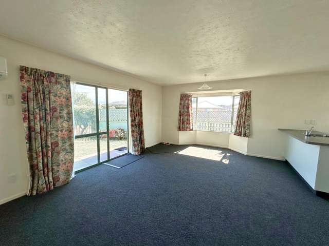 2-Bedroom Flat with Garage - Sunny & Close to Town