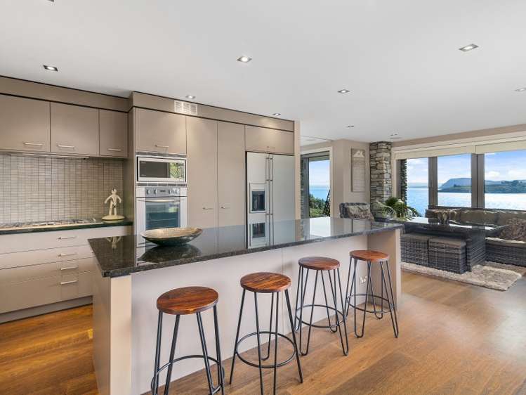 25 Whakamoenga Point Acacia Bay_13