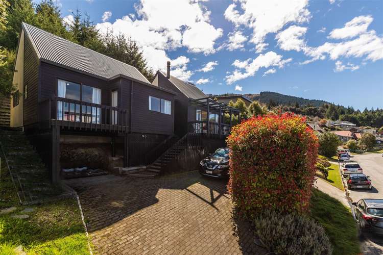 52 Wynyard Crescent Fernhill/Sunshine Bay_1