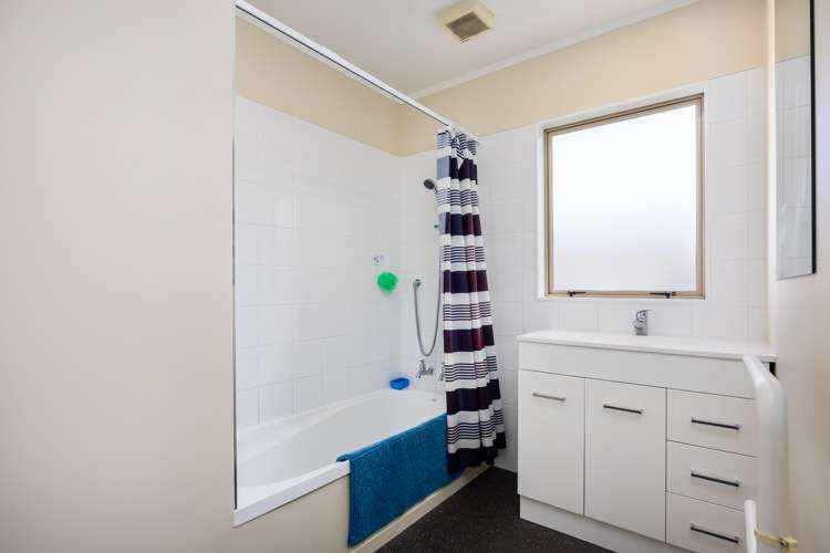 2/6 Knott Road Stanmore Bay_8