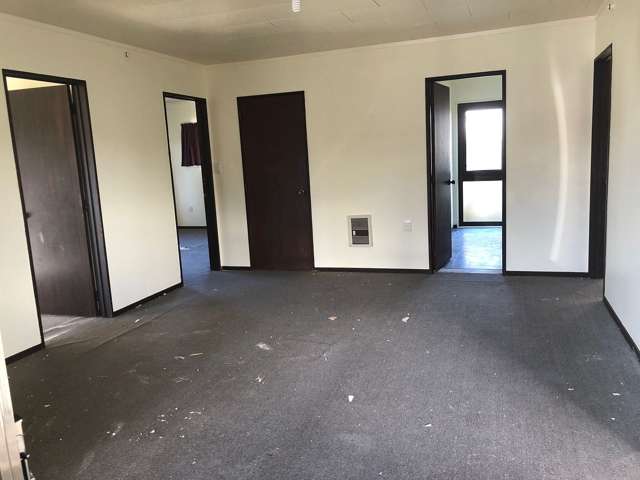 Sunny 3 bedroom house with parking for 2 cars