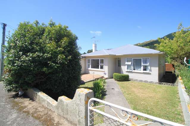 Family Home plus AirBNB Studio, Internal Garage