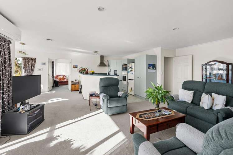 1 Cobbe Place Pomare_2