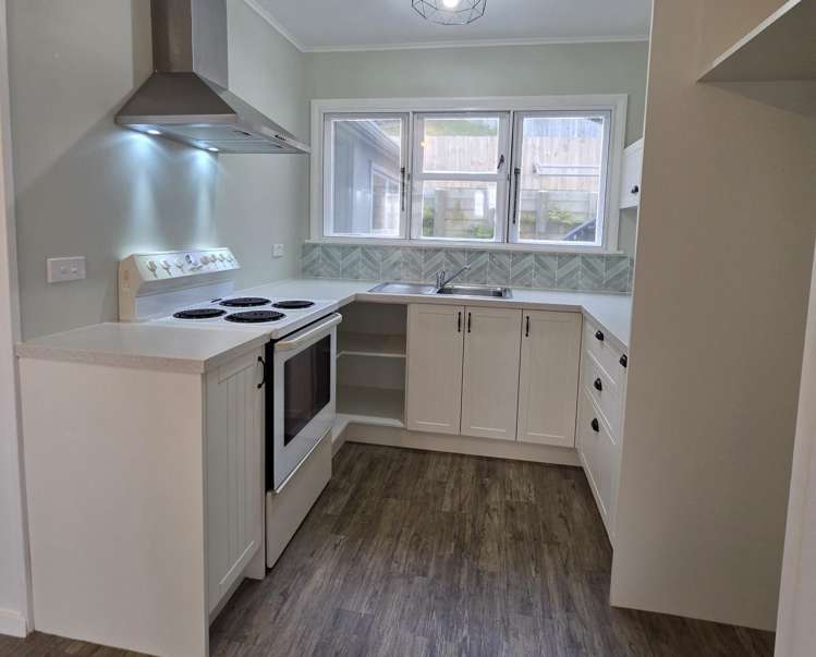 8A Devon Place Cannons Creek_5