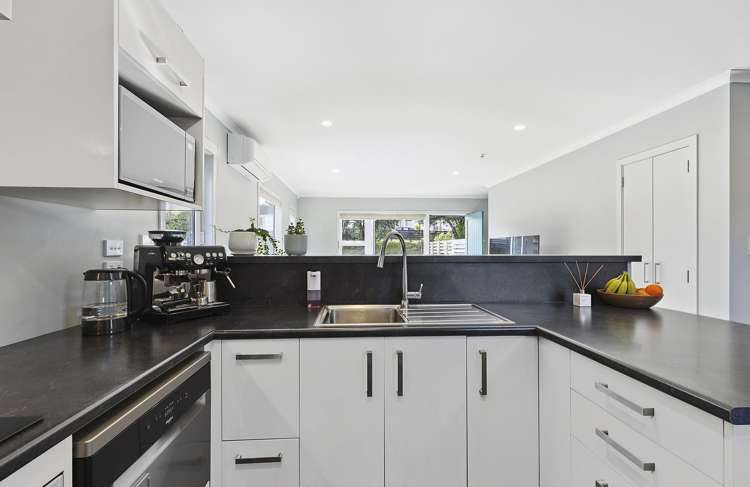 2/1 Murphy Place Titahi Bay_8