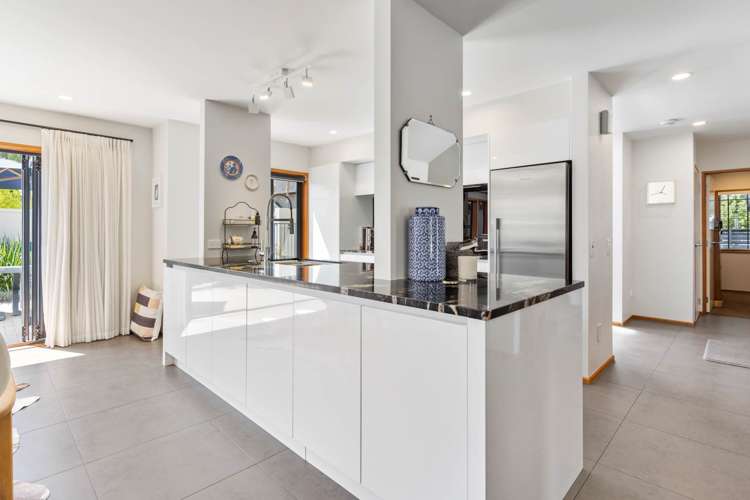 42 Oakwood Grove Eastern Beach_10