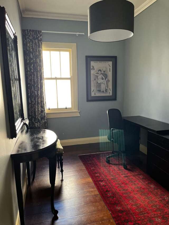 Walk to work! Quaint furnished cottage (Thorndon)