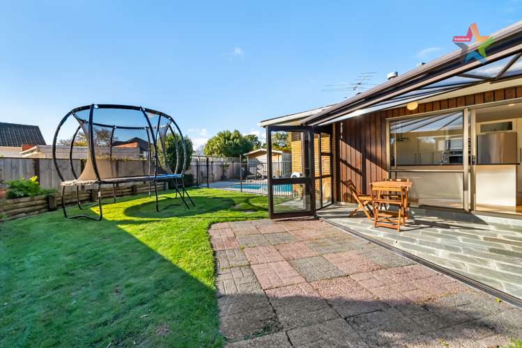 28 Mcenroe Grove Naenae_16