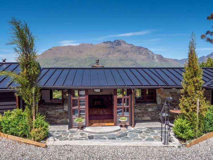 85 Arawata Terrace Fernhill/Sunshine Bay_15