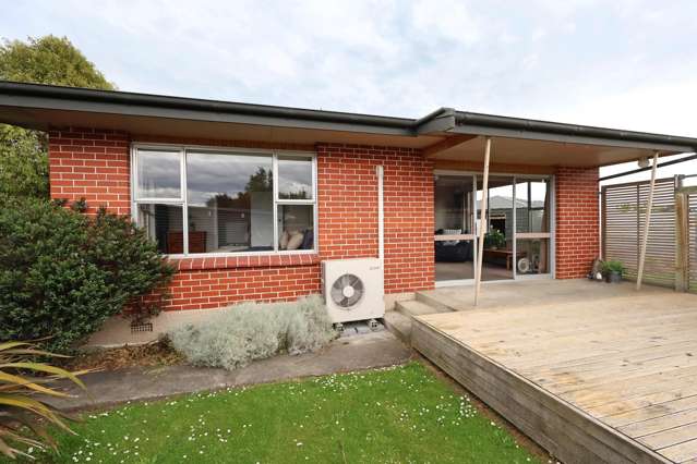 Warm, sunny & easy-care living - Handy to town!