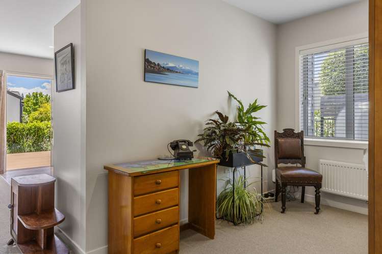 25 Chateau Crescent Rangatira Park_18