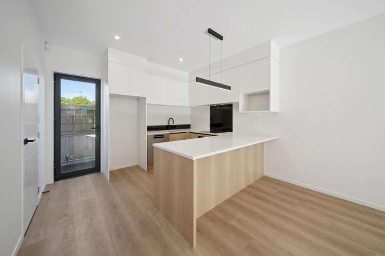 10-12 Clendon Place Manurewa_11