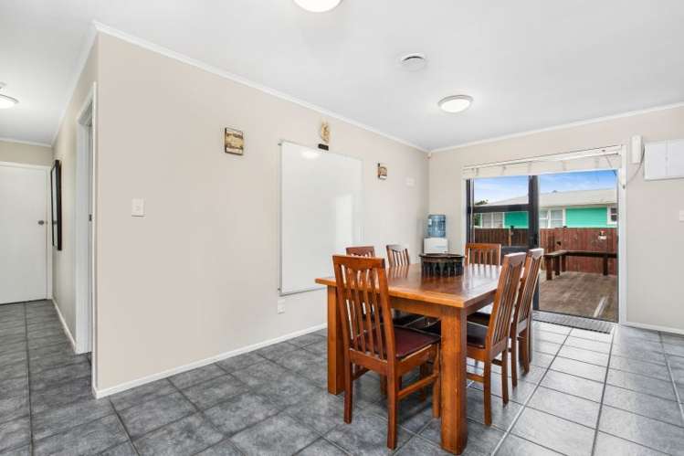 16 Montmere Avenue Te Atatu Peninsula_10