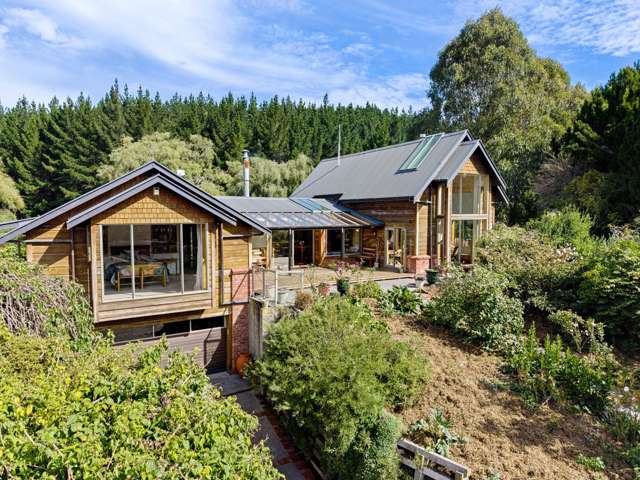 Stunning lifestyle - privacy, lake and pines