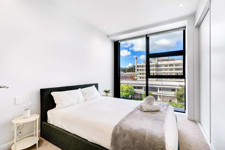 220/223A Green Lane West Epsom_10