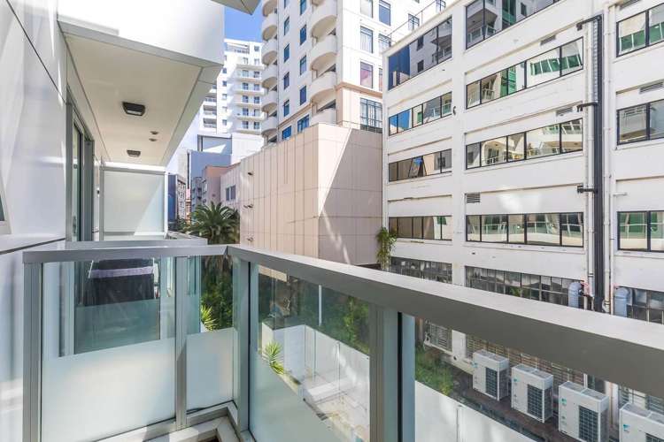 413/85 Beach Road City Centre_4