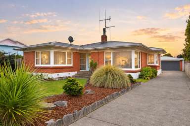 121 Comries Road_1