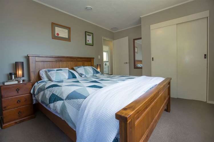 76 Omapere Street Whitby_12