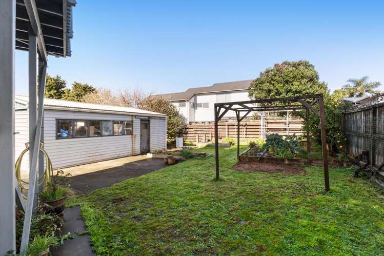 8 Montmere Avenue Te Atatu Peninsula_21