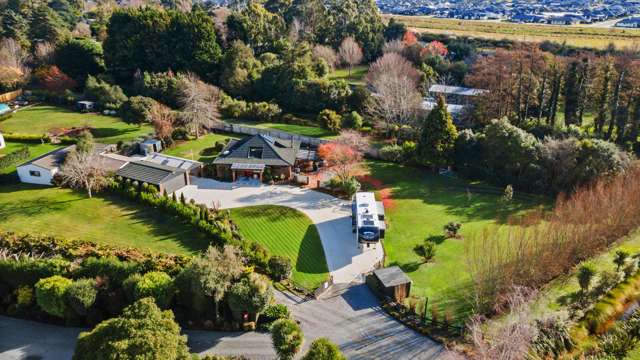 Big section, garaging galore,endless possibilities