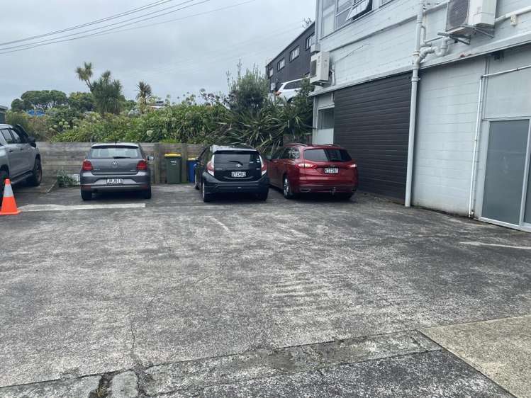 2/62 Barrys Point Road Takapuna_6