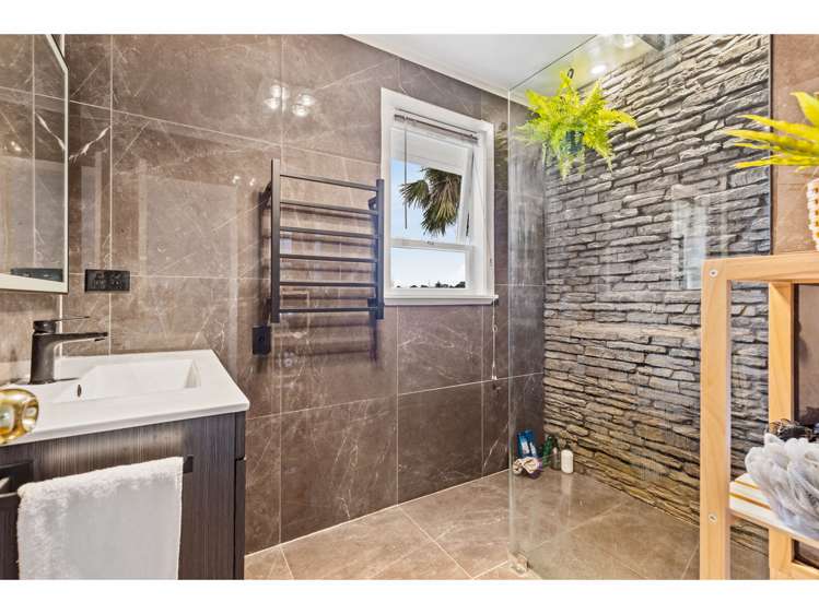 77 Royal Road Massey_16