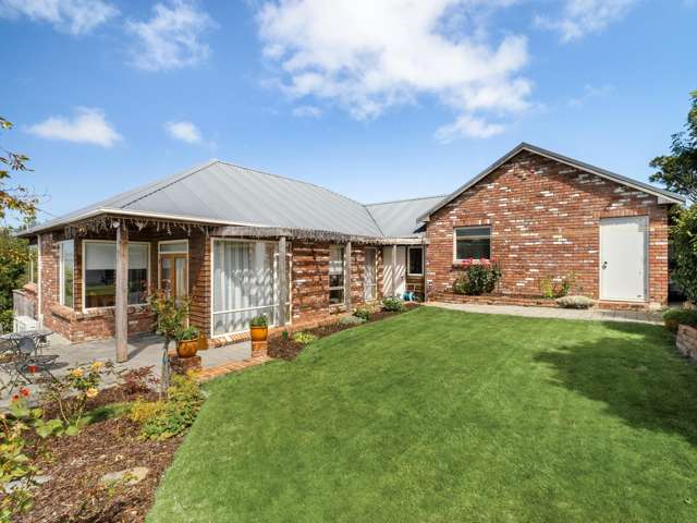 Stylish and Spacious Mornington Living!