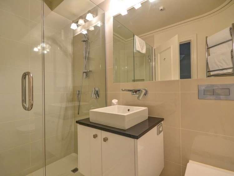 8/109 Au Beach Street Queenstown_9