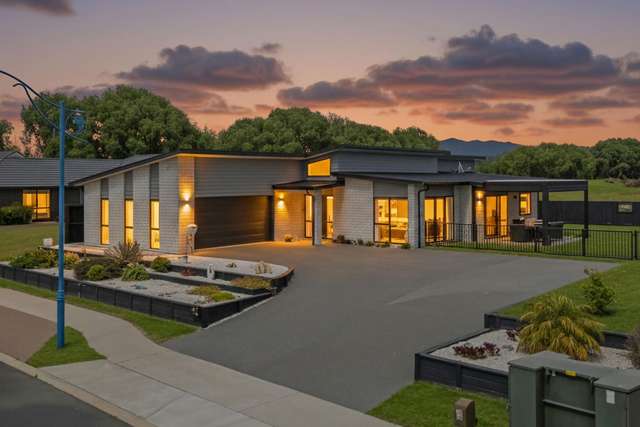 QUIET ELEGANCE & LIFESTYLE IN WATERWAYS ENCLAVE