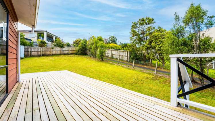  18 Shadon Place Stanmore Bay_11