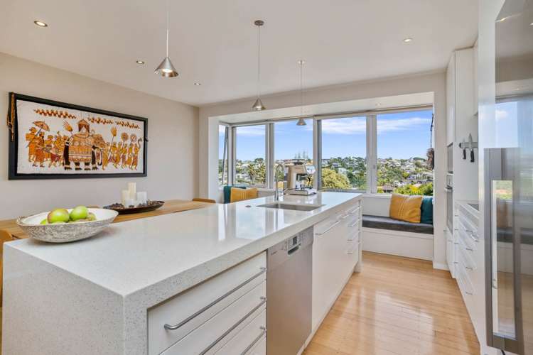 2/4 Beach Road Castor Bay_3