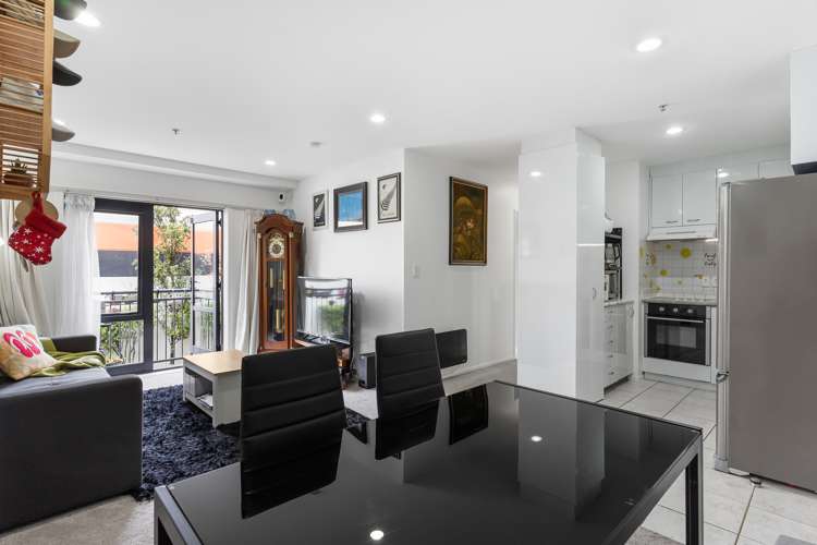 1q/10 Crown Lynn Place New Lynn_5