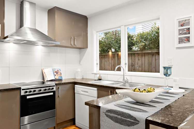 8 Hubert Henderson Place Remuera_8