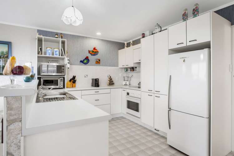 8 Paisley Street Mellons Bay_8