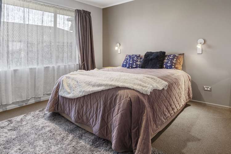 9 Vining Crescent Stoke_10