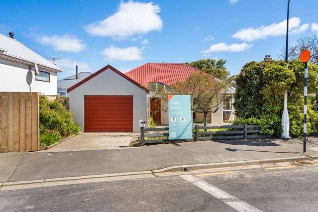 Easy Living in a Sun-Soaked, Low-Maintenance Home