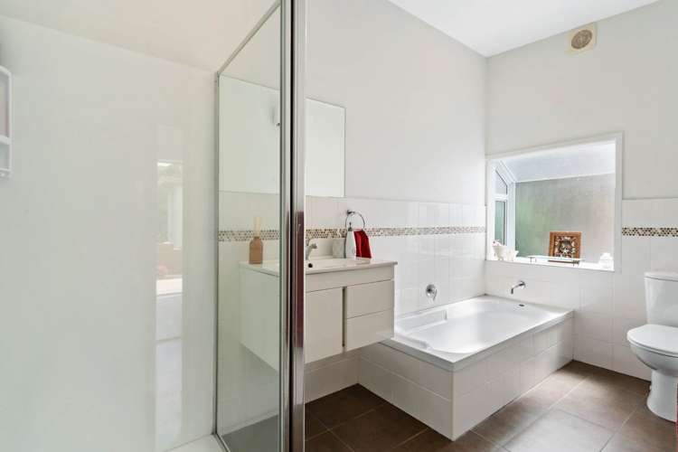 8 Lookout Drive Laingholm_9