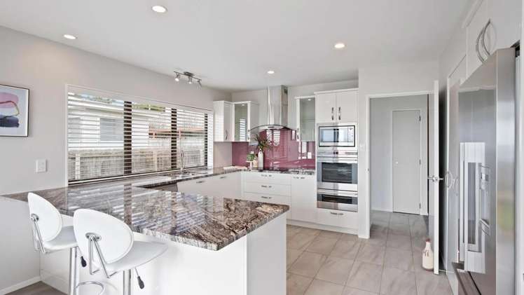 2a The Esplanade Castor Bay_5