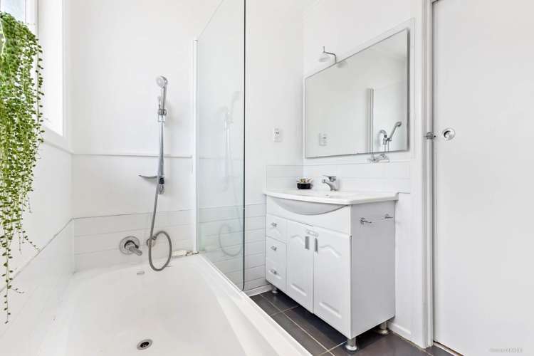 37b Cobham Crescent Kelston_13