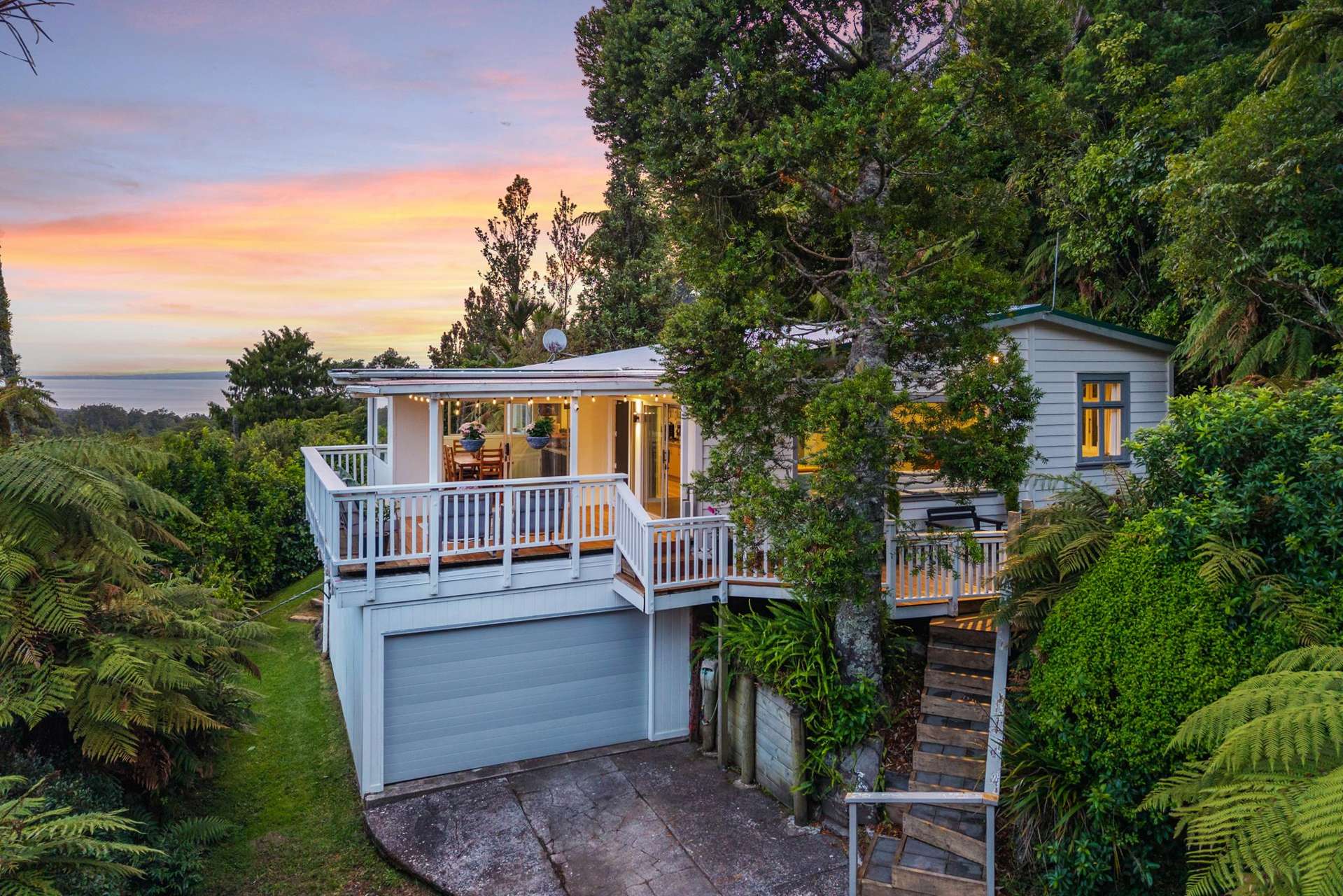 462 Scenic Drive Waiatarua_0