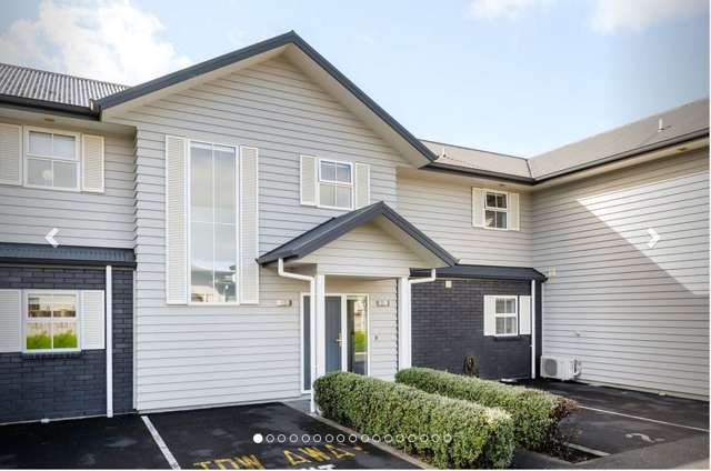Executive 3 Bed, 3 Bath Luxury in Hillcrest