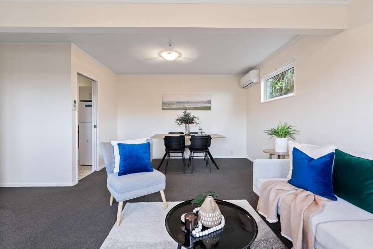 1/60 Winston Street Crofton Downs_3