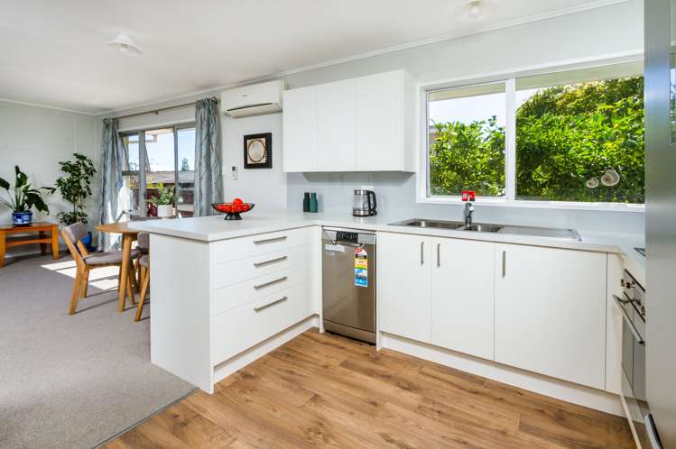 2/11 Exeter Street Stoke_9