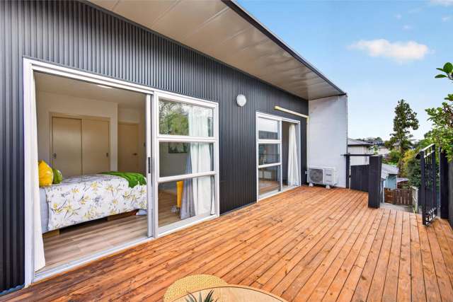 Fully Reno'd Unit. Freehold. Carpark. $570k+!!