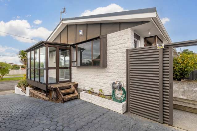 Sunny, Modern & So Close to the Beach!
