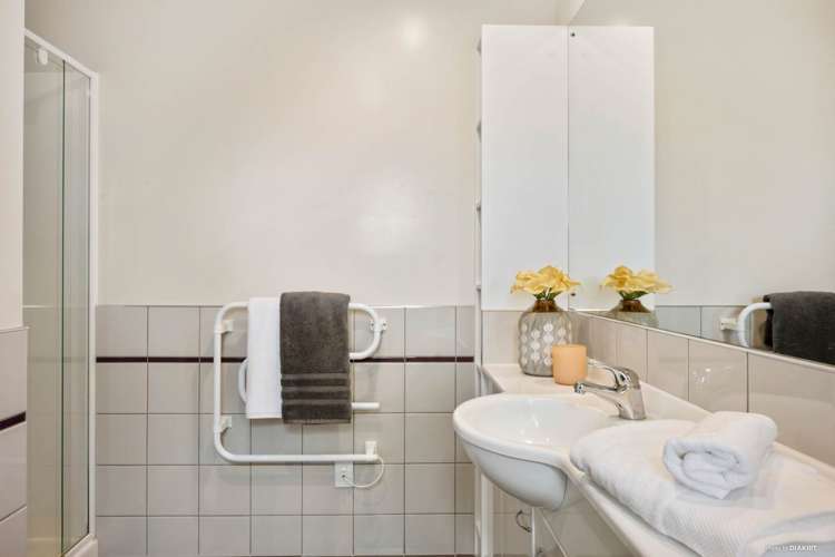 8 Dalcross Drive Flat Bush_16