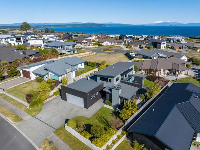 Luxurious Home In Lakeside Suburb