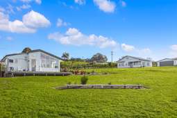 Exceptional Home & Income Rural Retreat in Kumeu