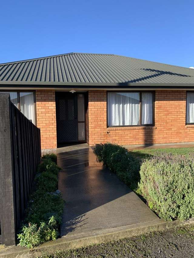 Lovely sunny 2 bedroom stand alone townhouse