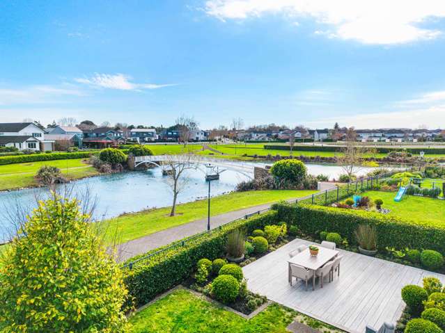 Captivating Lake Views, Karaka Lakes